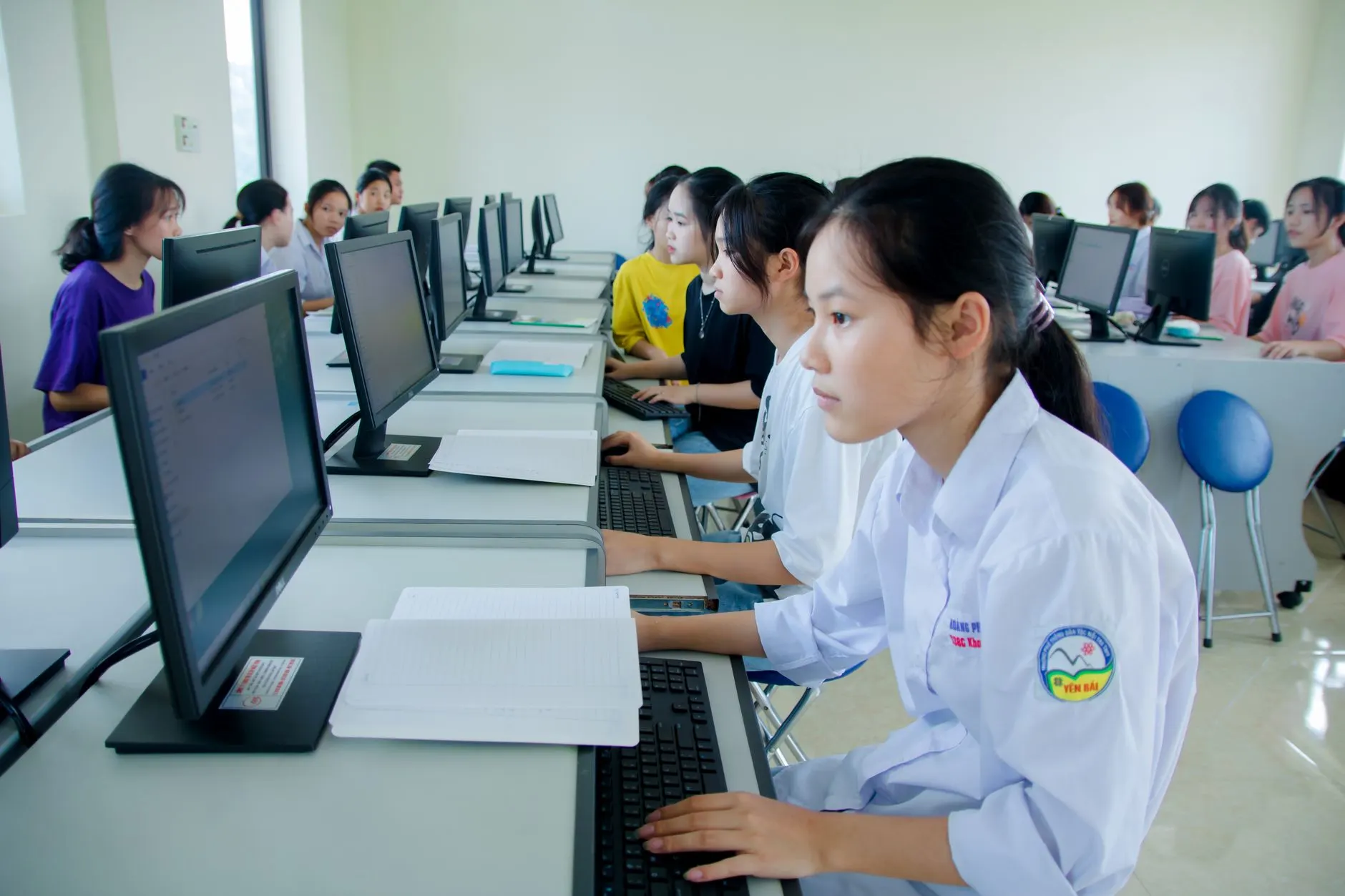 工业自动化延时保护方案:继电器选型与电路设计要点